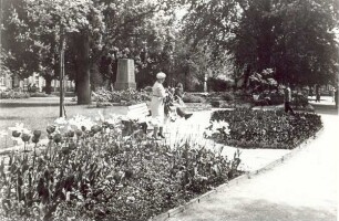 Schlossplatz im Frühling, im Hintergrund das Rohdewald-Denkmal. Detmold
