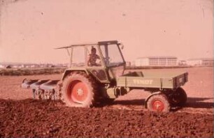 Fotografie: Traktor, Traktorkonzept, Geräteträger, Volldrehpflug