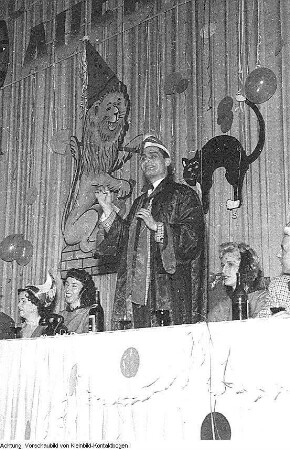 Dresden. Faschingsveranstaltung der Mitarbeiter des Rathauses in Dresden unter Beteiligung von Oberbürgermeister Weidauer (Weidauer links), 1954