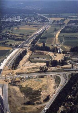 Sechsspuriger Ausbau, km 629,5 - 631,9 Im Vordergrund AS Karlsruhe-Rheinhafen Blick in Richtung Karlsruhe. In Bildmitte BW 94/4 - Unterführung der DB Karlsruhe - Basel.