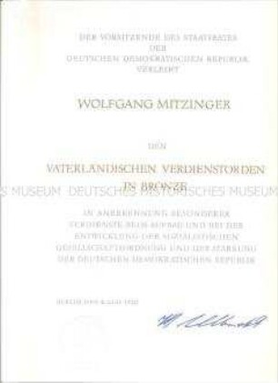 Verleihungsurkunde zum Vaterländischen Verdienstorden der DDR in Bronze, für Dr. Wolfgang Mitzinger