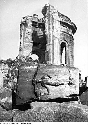Dresden-Altstadt. Ruine der Frauenkirche während ihrer archäologischen Enttrümmerung. Chor, Stein mit Hermes? auf Trümmerhaufen im Vordergrund