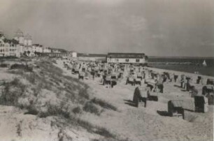 Ostseebad Binz, Insel Rügen. Strand gegen Promenadenhäuser