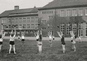 Dresden-Südvorstadt, Teplitzer Straße. Lehrerinnenbildungsanstalt. Schülerinnen bei Gymnastikübungen (Ballwerfen)