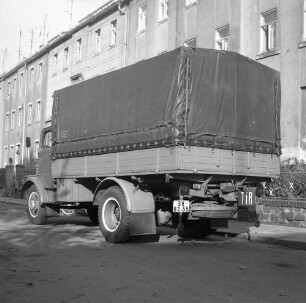 Roßwein. Fuhrpark des VEB Terra-Schuhfabrik. Horch-LKW IFA H3A ((?) 1951/1958; VEB Horch Kraftfahrzeug- und Motorenwerke Zwickau), vor einem Wohnhaus parkend. Ansicht von links hinten