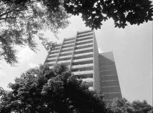 Freiburg; Landwasser: Hochhaus von unten