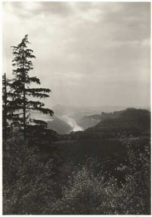Blick vom Klipphorn am Großen Winterberg nach Westen ins Elbtal mit den Vorderen Schrammsteinen und dem Lilienstein im Hintergrund