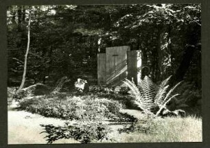 Waldfriedhof, Grabstein
