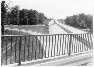 Trassierung, Blick von der AS Freiburg-Süd in Richtung Basel Im Vordergrund Südrampe der AS, Weiterfahrt in Richtung Norden noch abgesperrt, Eröffnung erst am 20.07.1962.