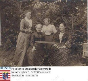 Rueding, Elise v. geb. v. Tiedemann (1836-1913) / Porträt in Garten an Tisch sitzend bezw. stehend, Gruppenaufnahme, v. l. n. r.: / Nichte Anna Kloth; Schwester Hortensie Kloth geb. v. Tiedemann (1820-1907); Schwester Magda v. Tiedemann (1849-1931); Elise v. Rueding
