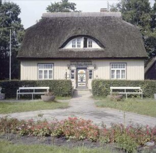 Prerow. Rat der Gemeinde. Traditionell bemalte Tür