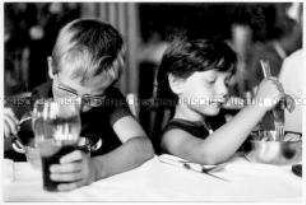 Zwei Kinder beim Essen (Altersgruppe bis 14)