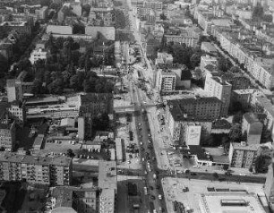 Luftaufnahme, Blick von Süden auf die Wohnbebauung im Bereich Bundesallee zwischen Badensche Straße und Güntzelstraße. Berlin-Wilmersdorf, Bundesallee