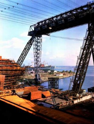 VEB Warnowwerft Warnemünde. Portal einer Kabelkrananlage : Rostock-Warnemünde. VEB Warnowwerft Warnemünde. Portal einer Kabelkrananlage
