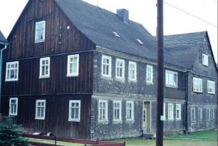 Wohnhaus, Giebel mit Bretterverkleidung