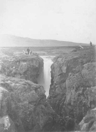 Bei Akureyri (Island). Touristen oberhalb des Glera-Wasserfalls