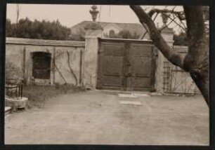 Hofmannsthals Haus in Rodaun, Hof mit Eingangstor aus südlicher Richtung