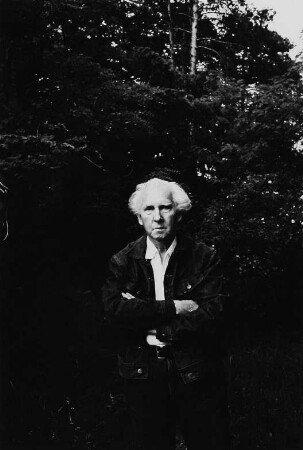 Der Lyriker Erich Arendt in einem Garten in Wilhelmshorst