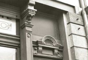 Dresden-Neustadt, Löwenstraße 9/11 / Ecke Bautzner Straße. Doppelwohnhaus mit Ladeneinbauten (um 1895). Teilansicht der Fassade (Nr. 11, Erdgeschoß)