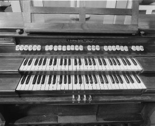 Einmanualige Orgel op. 9, Oberbobritzsch : Silbermann, Gottfried: Einmanualige Orgel I/13 (II/19) op. 9 (1714/1716; G. Silbermann, 1915/1916 seitliche Anbauten, 2. Manual, Spieltisch und pneumatische Traktur; J. Jahn). Freistehender Spieltisch. Oberbobritzsch, Dorfkirche St. Nicolai