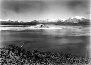 Der Salar de Surire : Blick über den Salar de Surire mit Blick auf den Cerro de Mulluri und den Cerro de Chuquiananta.