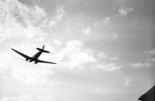 Berlin. Berliner Luftbrücke. Flugzeug nach dem Start. Blick gegen den Himmel
