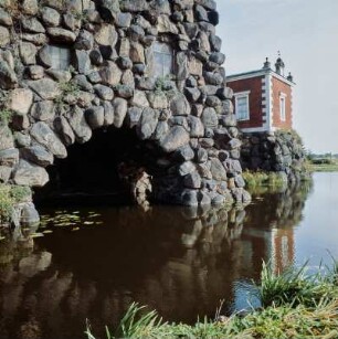Blick auf die Felseninsel Stein und die Villa Hamilton im Wörlitzer Park