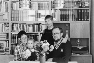 Familie M.-C. am Eßtisch (Diplomingenieur für Betriebsgestaltung, Ingenieurin für Feinwerktechnik)