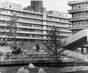 Bochum. Ruhr-Universität. Universitätsgebäude. Im Vordergrund ein Wasserspiel