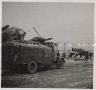 Wehrmachtssoldaten, Flugzeug, Der Spritwagen an der Kampfmaschine