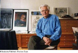 Der Zeichner Claus Weidensdorfer (in seiner Wohnung in Friedrichshagen/Mecklenburg ?)