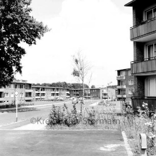 Bogenstraße: Straßenansicht mit zwei- und dreigeschossigen Wohnblocks