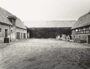Dreiseithof. Nebengebäude, Stallscheune und Wohnstallhaus (bez. 1778) : Struppen. Hauptstraße 93. Dreiseithof. Nebengebäude, Stallscheune und Wohnstallhaus (bez. 1778). Hofansicht
