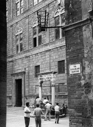 Fassade des Palazzo Piccolomini an der Via Guglielmo Marconi in Pienza