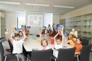 Bibliotheksführung einer Schülergruppe (Grundschule 1. Klasse)