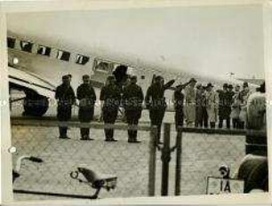 Adolf Hitler vor seinem Abflug nach Gut Neudeck zum Reichspräsidenten Hindenburg