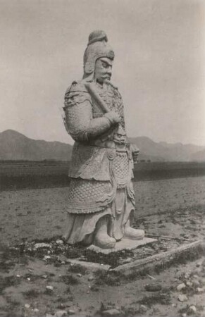 Peking, China. Weg zu den Gräbern der Ming-Kaiser (seit 2003 UNESCO-Weltkultur- und Naturerbe) bei Peking (Beijing). Shen dao, die Straße der Seelen (Allee der Steinfiguren, Geisterallee), mit Tierskulpturen und Kolossalfiguren. Statue "Offizier"