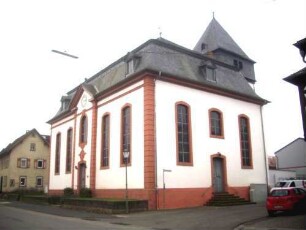 Ansicht von Südwesten über Langhaus (Neubau Jahr 1780) im ehemaligen Kirchhof (feste Kirchhofmauer mit Steinbrüstung und Wehrgang abgetragen)