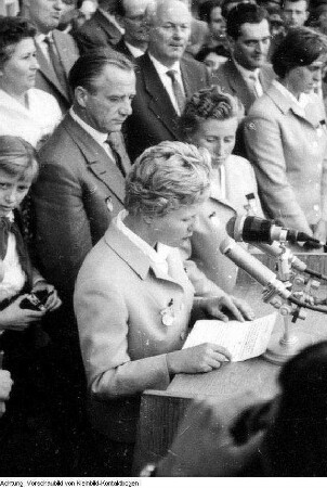 Dresden. Ingrid Krämer, Euphorischer Empfang der Sportlerin nach ihrem Olympiasieg in Rom, 1960 & Sport, 1960-1961