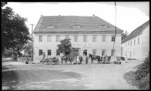 Choren. Gasthof Choren mit Pferdegespannen
