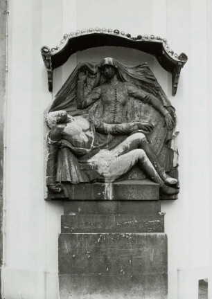 Sterbender Krieger mit weiblicher Schutzmantelfigur unter einem Baldachin
