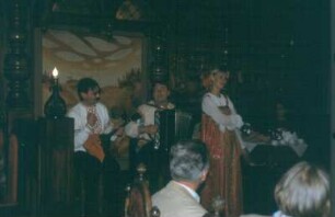 Leningrad (St. Petersburg). Sängerin und Musiker mit Balalaika und Akkordeon in einer Gaststätte