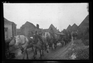 Metz-en-Couture (Dep. Pas-de-Calais, Frankreich): Vierspänner mit Leiterwagen auf einer morastigen Ortsstraße