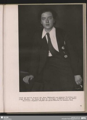 [Junge Frau in Uniform]