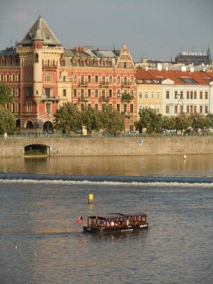 Prag - Schiff auf der Moldau : Ein kleines Ausflugsschiff fährt an der Karlsbrücke auf der Moldau. Aufgenommen am 27. Juli 2011 in Prag