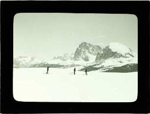 Drei Skifahrer auf einer Hochebene
