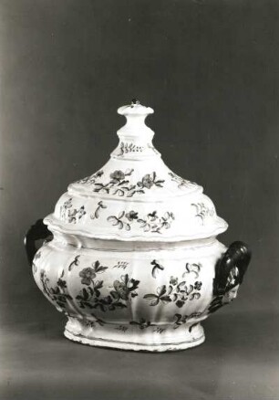 Terrine. Fayence, blau bemalt; 28,5 x 22,3 x 16,5 cm. Dresden, um 1775. Dresden: Kunstgewerbemuseum 37430 b