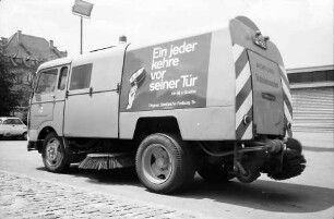 Freiburg: Städtischer Fuhrpark, Straßenkehrmaschine mit Goethe-Aufschrift, Ein jeder kehre vor seiner Tür