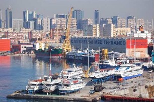 Neapel - Hafenanlage : Werftanlagen im Hafen von Neapel, Stadtzentrum, aufgenommen 2006