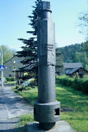 technisches Denkmal in der Ortsmitte: Welle aus der hier ehemals ansässigen Bernhardtshütte